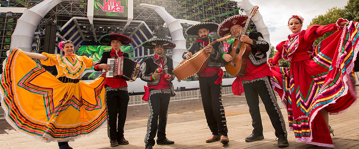 Mexicaanse artiesten in Mariachi pakken